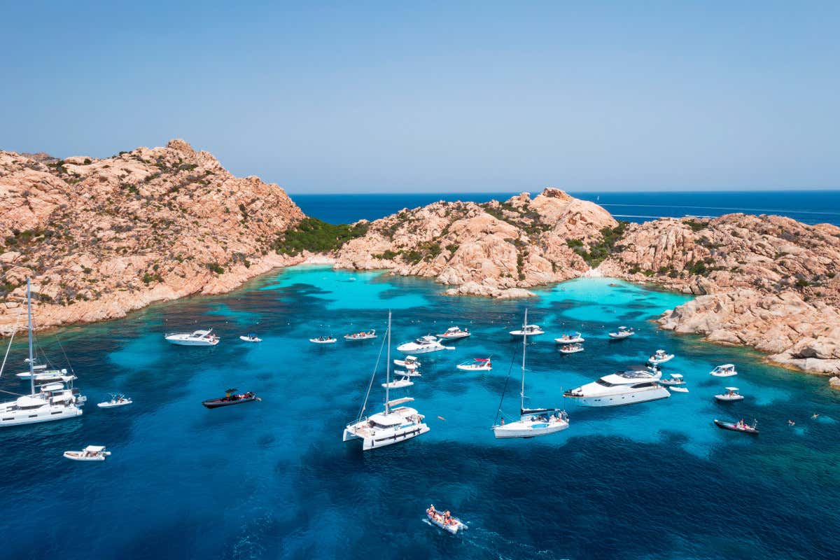 Yacht divieti ignorati e multe da 51&euro;: la Maddalena travolta dal turismo senza regole