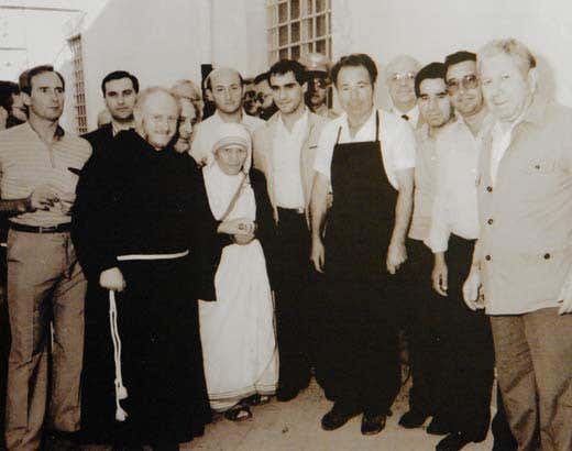 Giuseppe Di Cosmo (quinto da destra) con Madre Teresa di Calcutta Giuseppe Di Cosmo (quinto da destra) con Madre Teresa di Calcutta