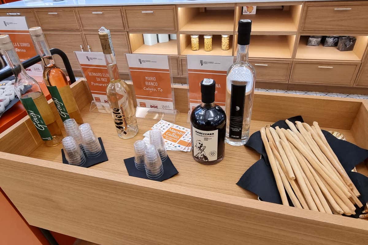 All'aeroporto Il Caravaggio, i prodotti dei Maestri del Gusto di Torino e provincia si possono scoprire  nell’Area partenze Gate A14-A 15 nella piazzetta “Italy loves food” I sapori torinesi sbarcano all'aeroporto con i Maestri del Gusto