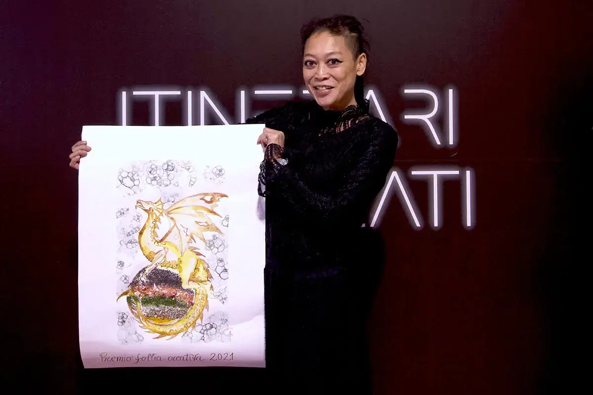 Sahra Azzolini con il premio &pound;$I Maestri raccontano...$&pound; Remy Vollmann porta il Premio Follia Creativa in Alto Adige