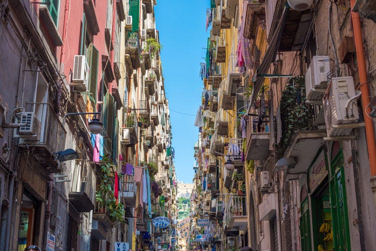 Un vicolo del centro di Napoli (Annuncio choc su Gufo ed Airbnb «Vi porto a fare il MafiaTour»)