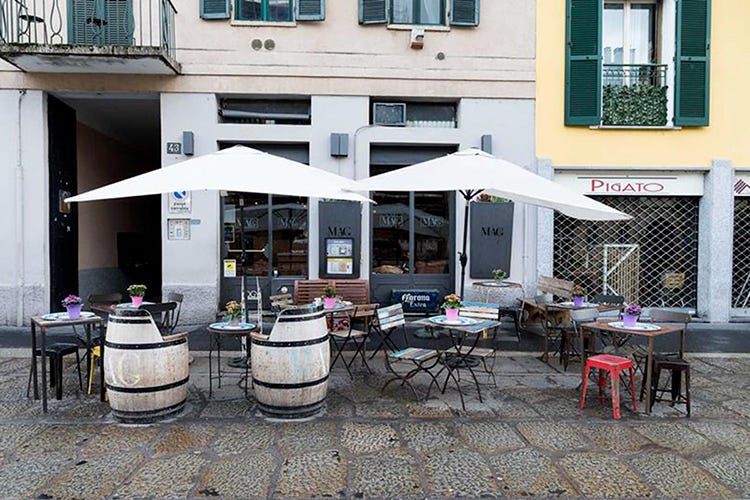 Mag Cafè, sui Navigli Pioggia e tavolini sui marciapiedi I bar ripartono, ma che fatica!