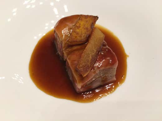 Maialino glassato nel Brancamenta con la pera Maialino glassato nel Brancamenta con la pera