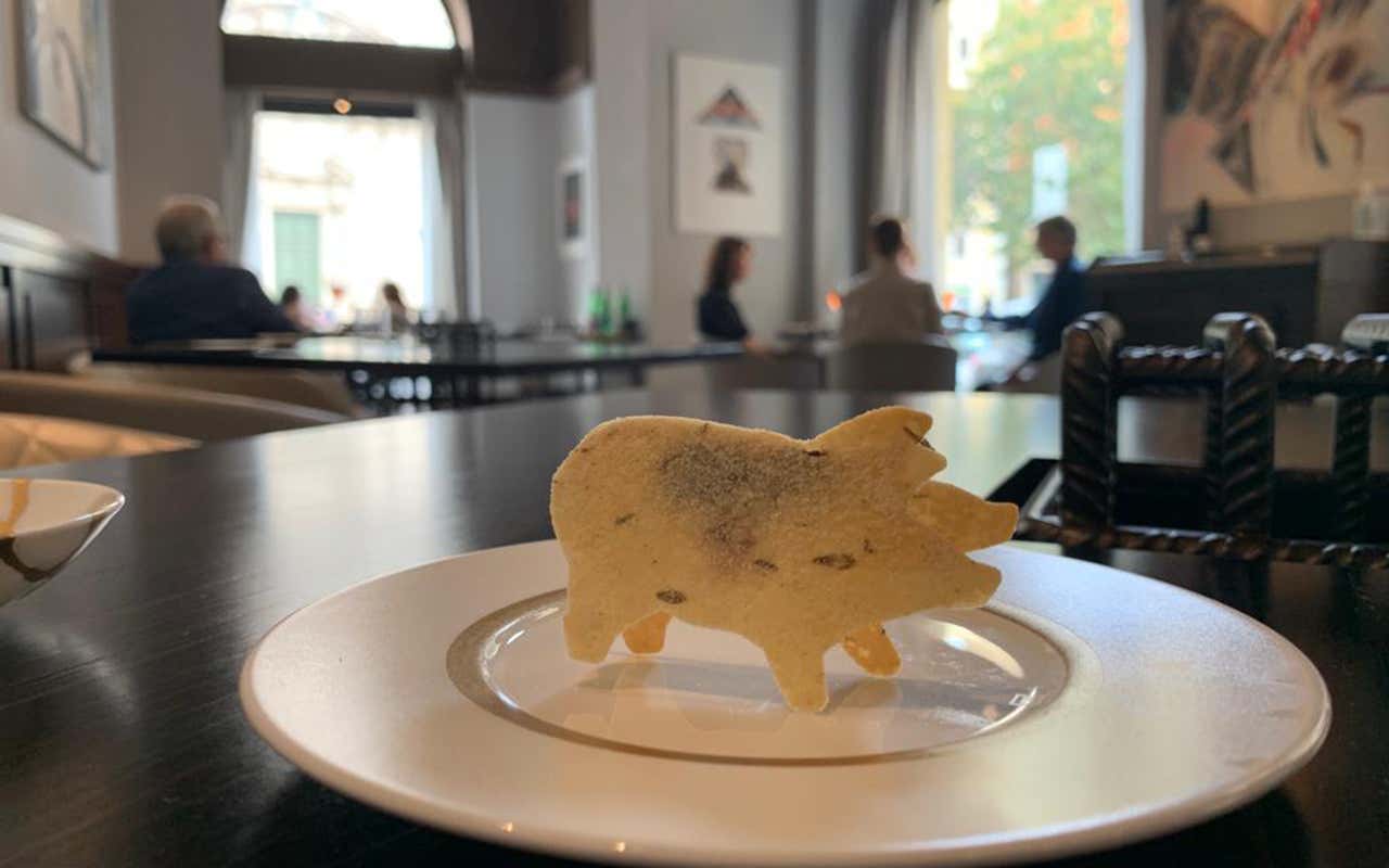 Il Porco di Pipero, un petit morceaux fatto di sfoglia croccante ripieno di anduia Pipero, lo stellato che non ti aspetti: ribelle alle regole con cucina sorprendente