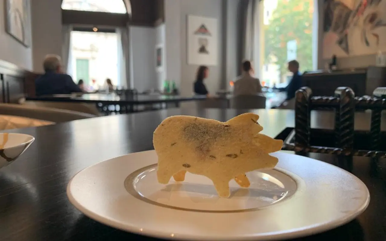 Il Porco di Pipero, un petit morceaux fatto di sfoglia croccante ripieno di anduia Pipero, lo stellato che non ti aspetti: ribelle alle regole con cucina sorprendente