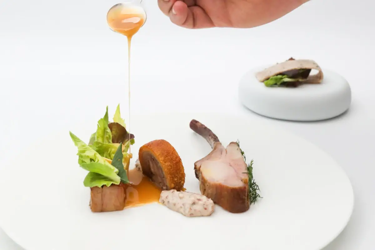 Maialino da latte Chic Nonna, all'assaggio del nuovo menu di Vito Mollica