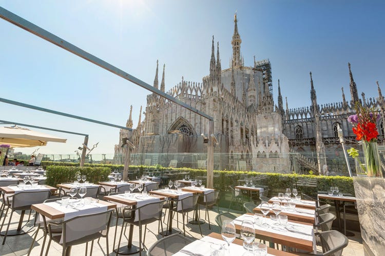 La terrazza esterna si affaccia sul Duomo (Milano, per il Maio Restaurant è tempo di restyling)