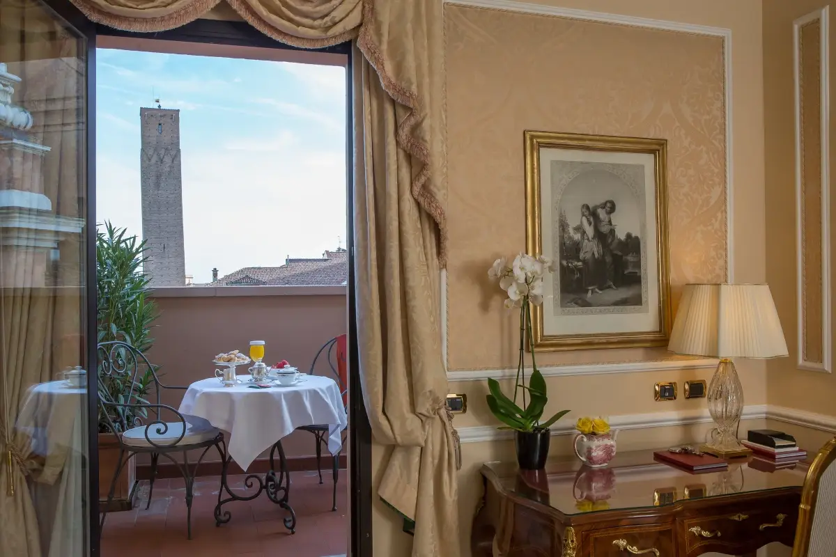 Camera con vista al Grand Hotel Majestic di Bologna&nbsp; Grand Hotel Majestic, da 100 anni lo stile dell'accoglienza a Bologna