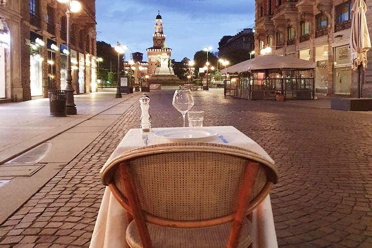 Un tavolino solitario fuori dal Bar Majestic di Milano - Lettera-appello di un bar milanese:Non apriamo, servono regole chiare