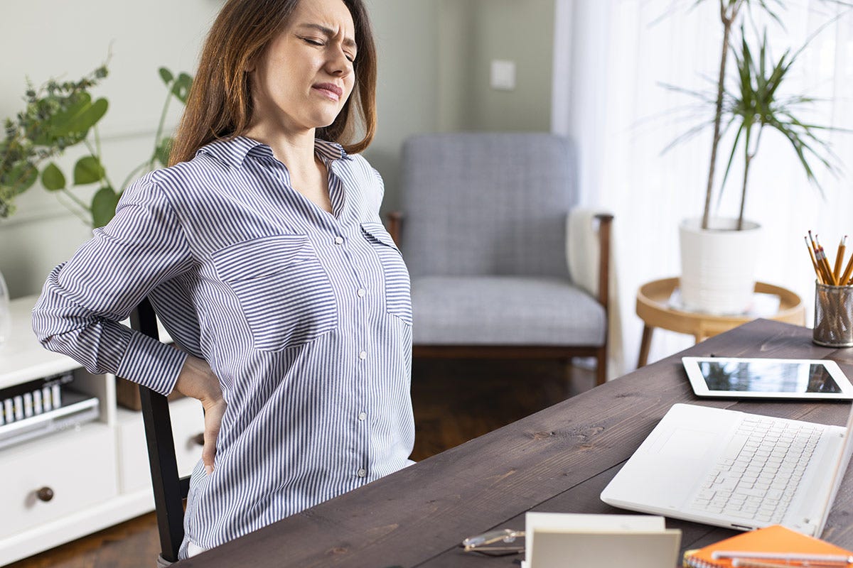 Per prevenire il mal di schiena, occhio alla postura in ufficio