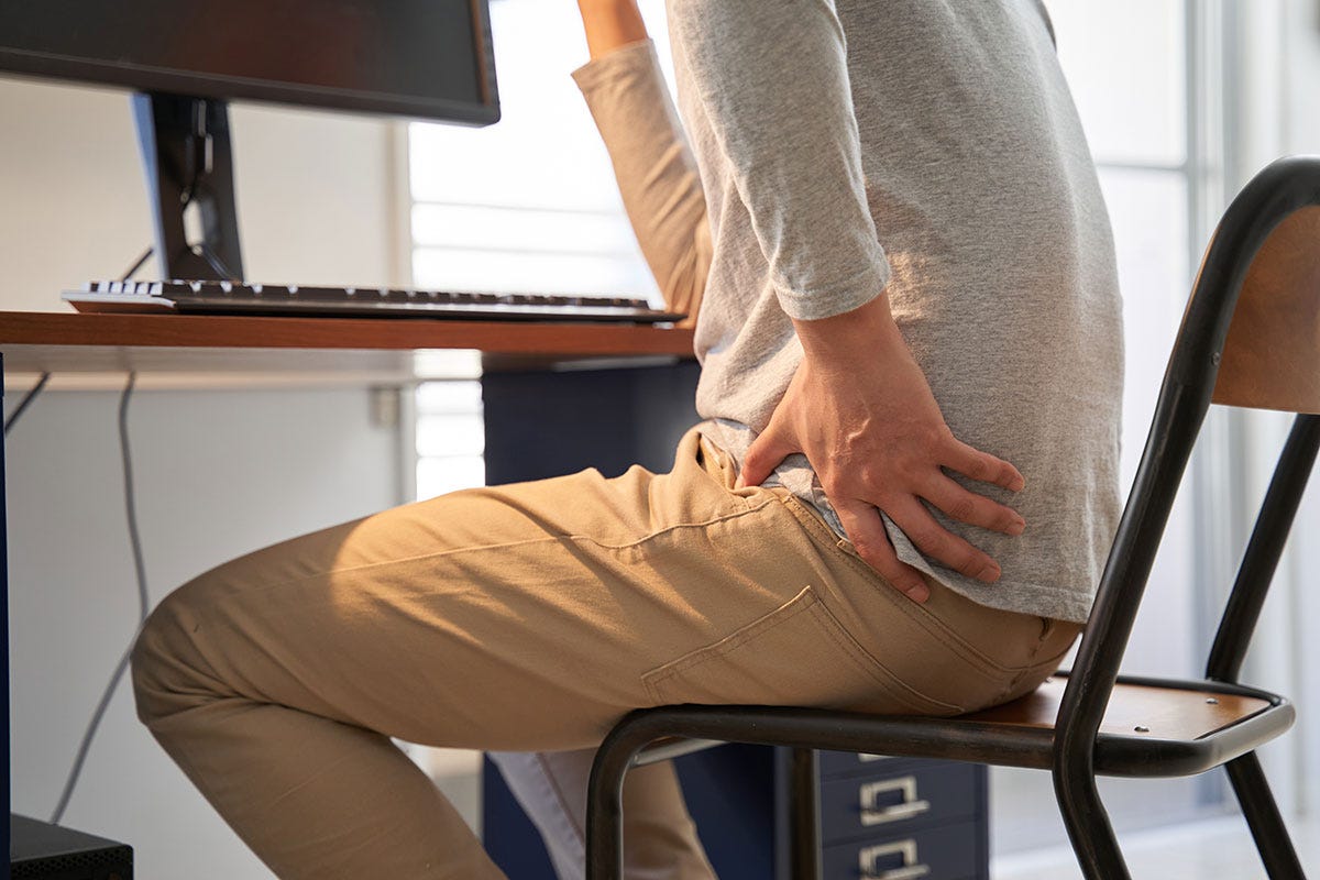 Le posizioni al lavoro tra le cause più frequenti Mal di schiena, la prevenzione è fondamentale