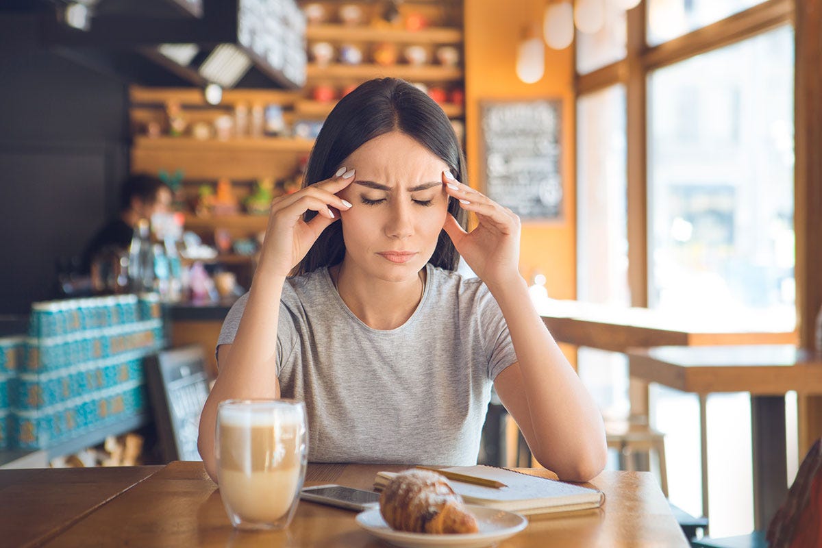 Cibi da evitare col mal di testa Cosa non deve mangiare chi soffre di cefalea ricorrente