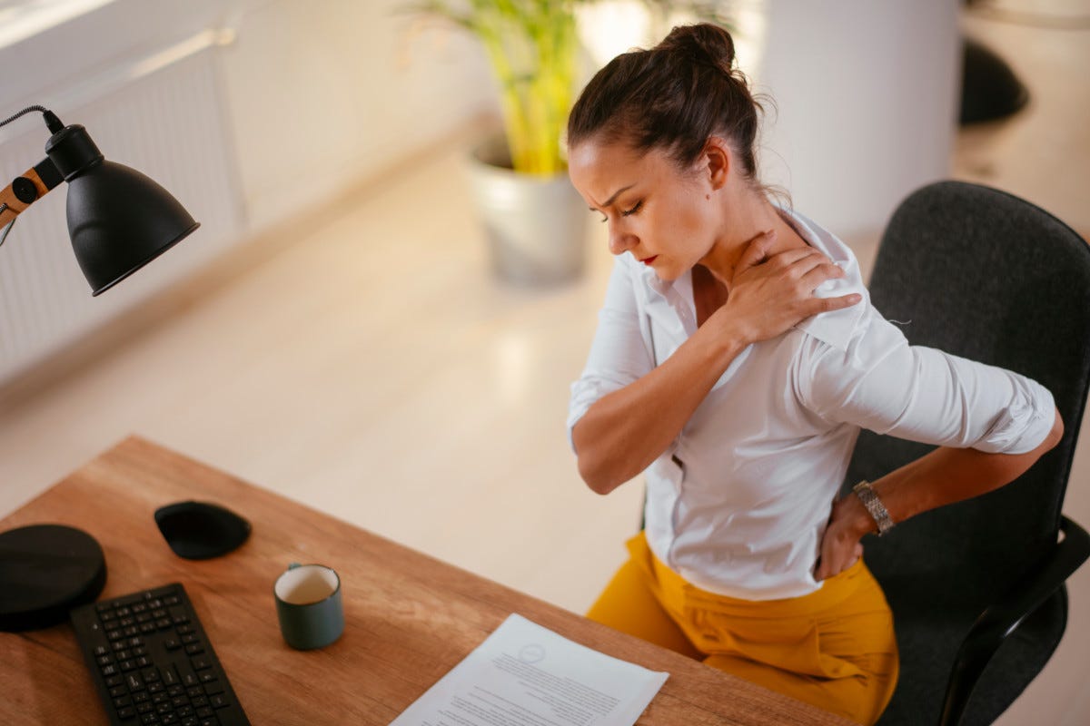La postura può far male alla schiena: tre consigli per preservare la salute
