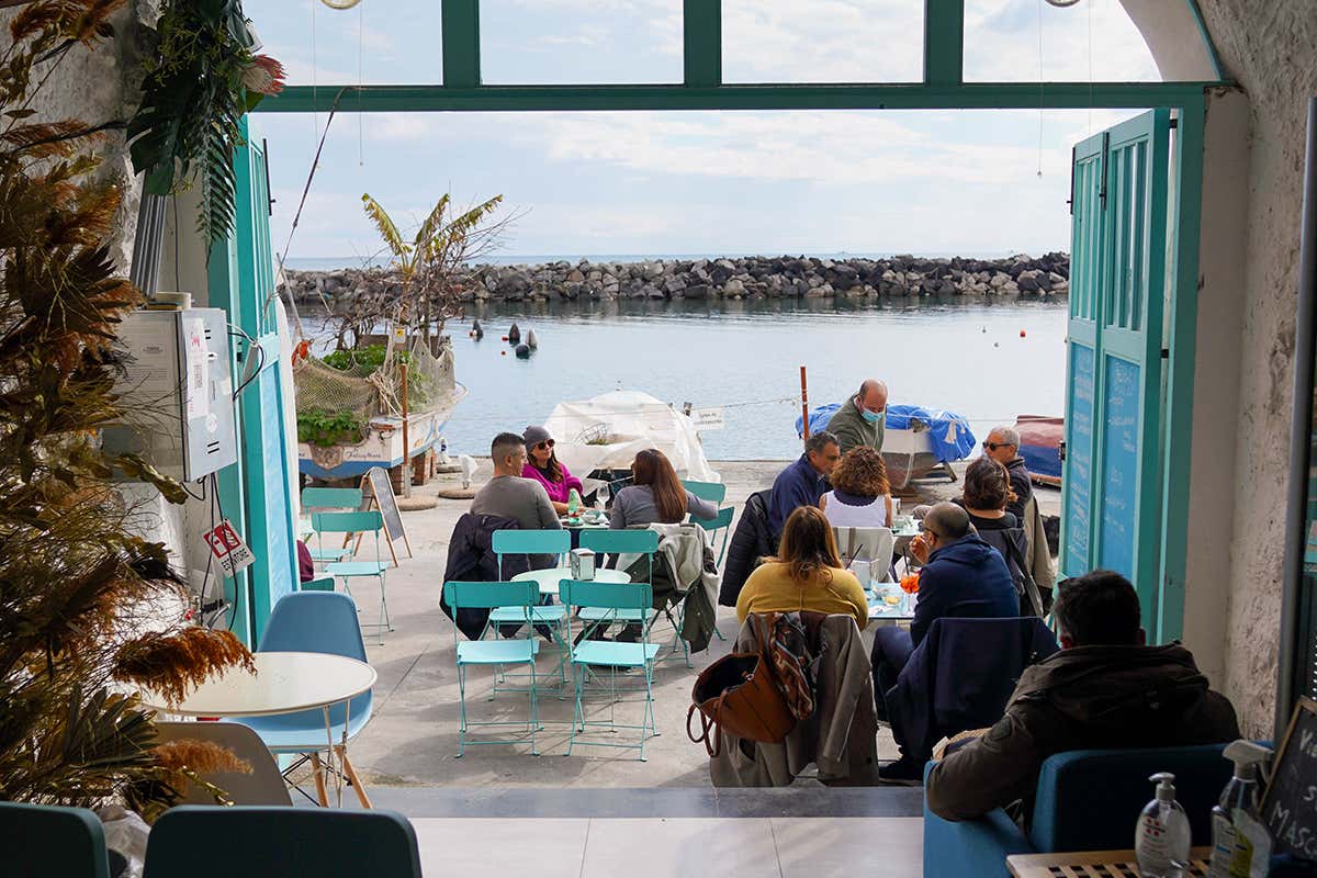 è Malazzè, un bar ricavato da un antico magazzino in tufo Procida “dentro”: viaggio tra ristoranti e alloggi in cui assaporare la vera bellezza è Malazzè, un bar ricavato da un antico magazzino in tufo Procida “dentro”: viaggio tra ristoranti e alloggi in cui assaporare la vera bellezza