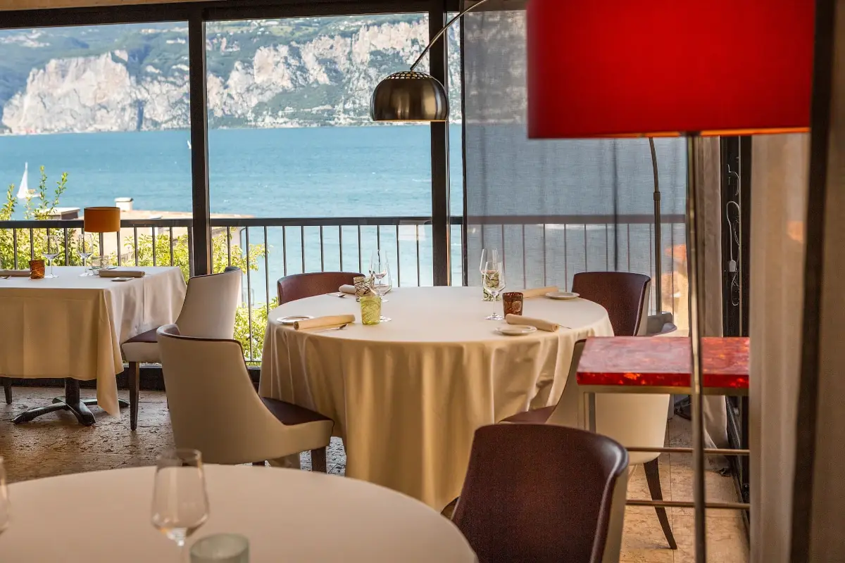 vista lago dal ristorante Vecchia Malcesine Vecchia Malcesine, una cucina a misura di chef: creativa ed eclettica