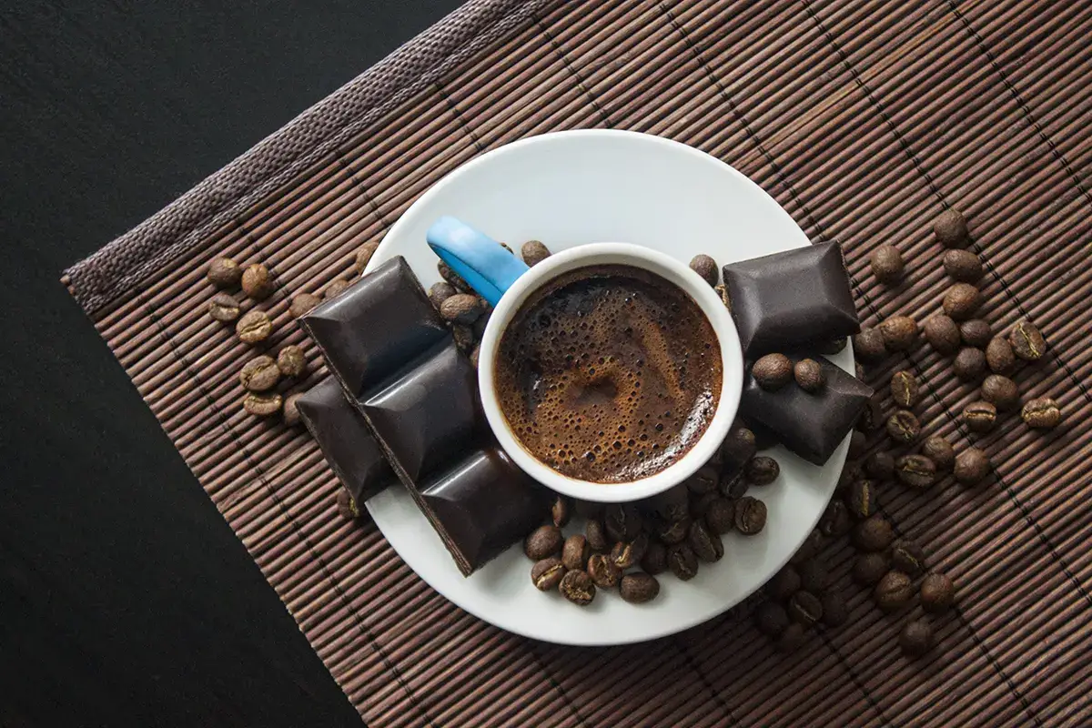Quali cibi contro il mal di testa? Soffri di mal di testa? Occhio all'alimentazione! Cioccolato, caff&egrave;, alcol da evitare