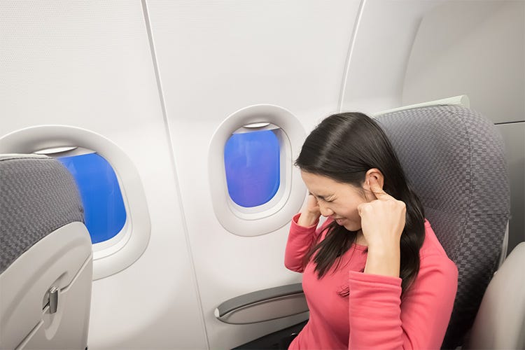 Mal d'orecchi quando si viaggia in aereo Per ridurlo, masticare una gomma