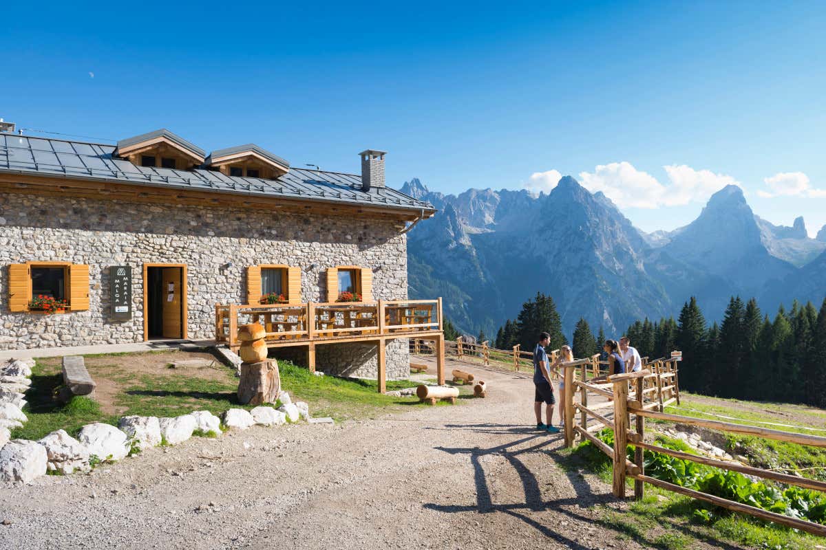 Malga Maraia (foto Nicola Bombassei) Panorami e sapori delle Tre Cime tra malghe rifugi e bivacchi Malga Maraia (foto Nicola Bombassei) Panorami e sapori delle Tre Cime tra malghe rifugi e bivacchi