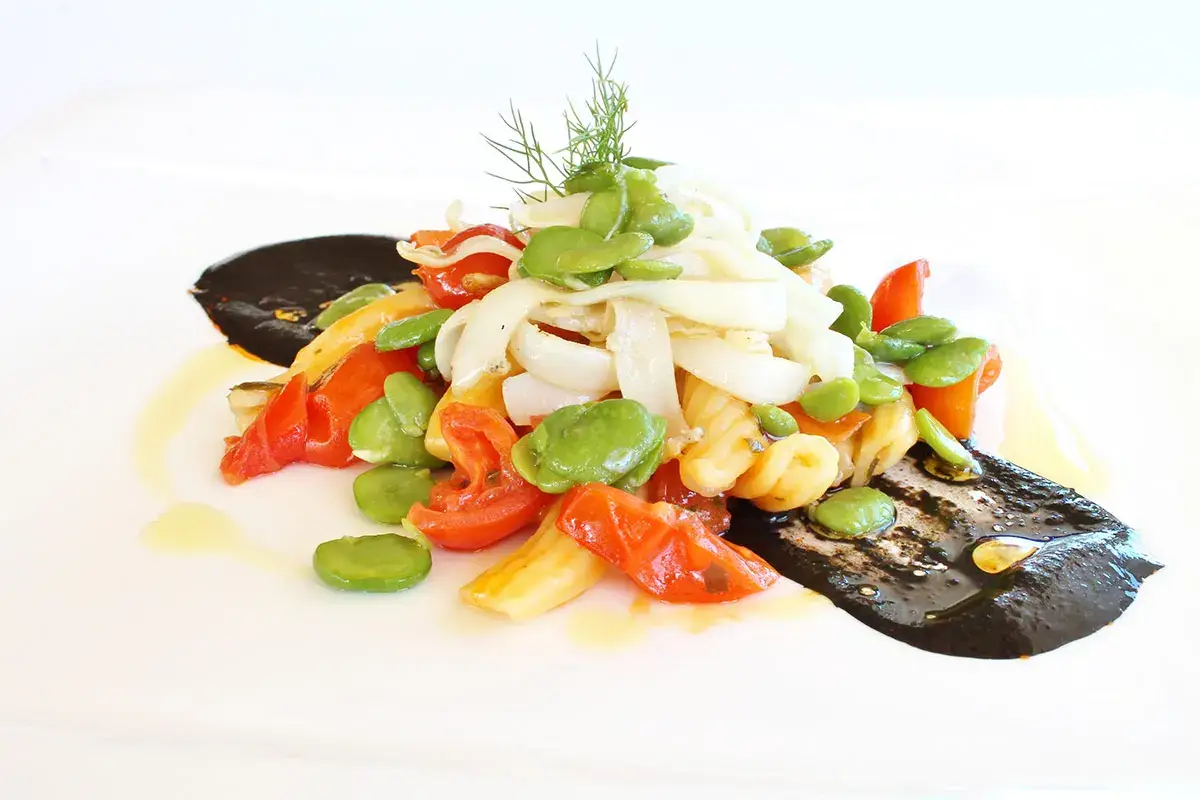 Maltagliati con nero di seppia, favette, ciliegino e tagliatella di seppiolina Maltagliati con nero di seppia, favette, ciliegino e seppiolina