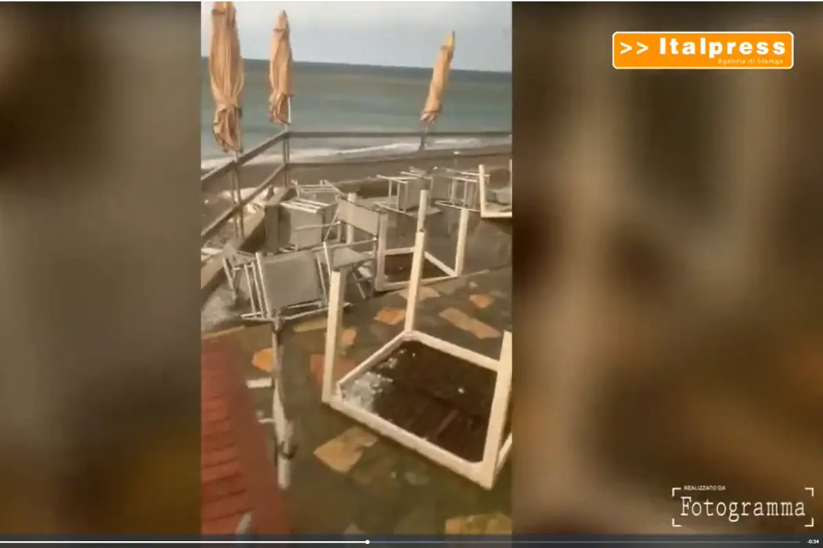 I danni del maltempo in Liguria Maltempo, in Liguria danni per grandine e trombe d'aria a lidi e spiagge