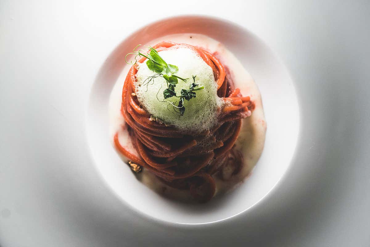 Spaghetti al rosso peperoncino selezione Felicetti, aglio, olio, aria di prezzemolo, lievito essiccato e crema di Grana Padano DOP 18 mesi &ldquo;Nati per stare insieme&rdquo; ultima serata al Castello Malvezzi