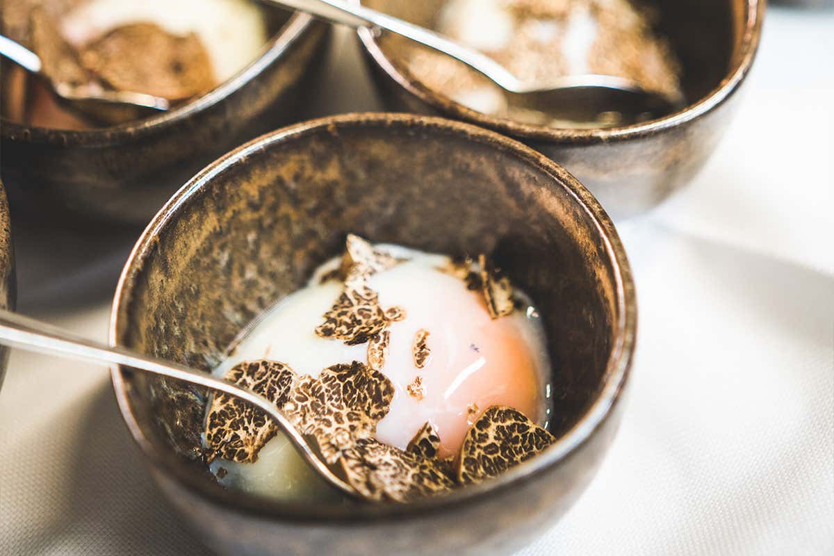 Uovo pochè, patate e tartufo nero “Nati per stare insieme” ultima serata al Castello Malvezzi