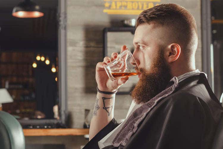 Un drink dal barbiere: è questo il futuro dell'happy hour? - Via i buffet, cambia la movida Happy hour anche dal barbiere?