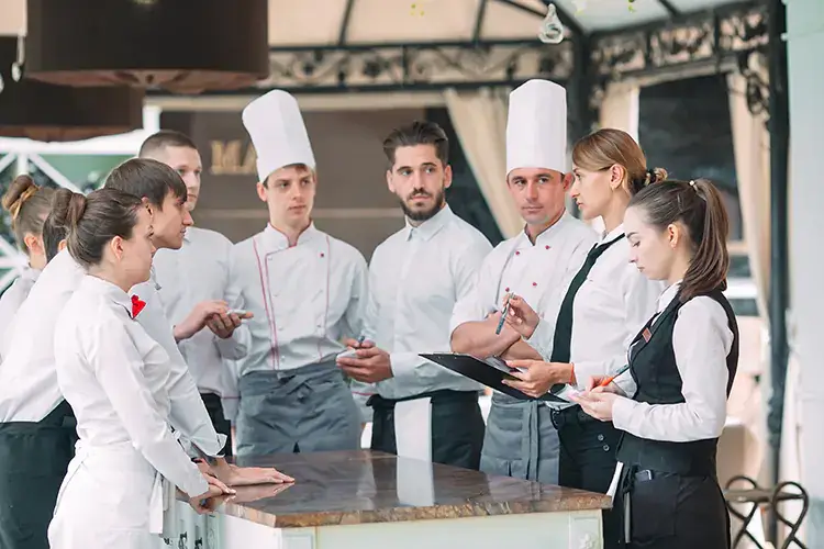 Per far fronte all'aumento dei costi, i ristoranti devono andare sempre pi&ugrave; verso una gestione aziendale L'inflazione colpisce gli Usa e a New York non si trova pi&ugrave; la pizza al taglio a 1 dollaro