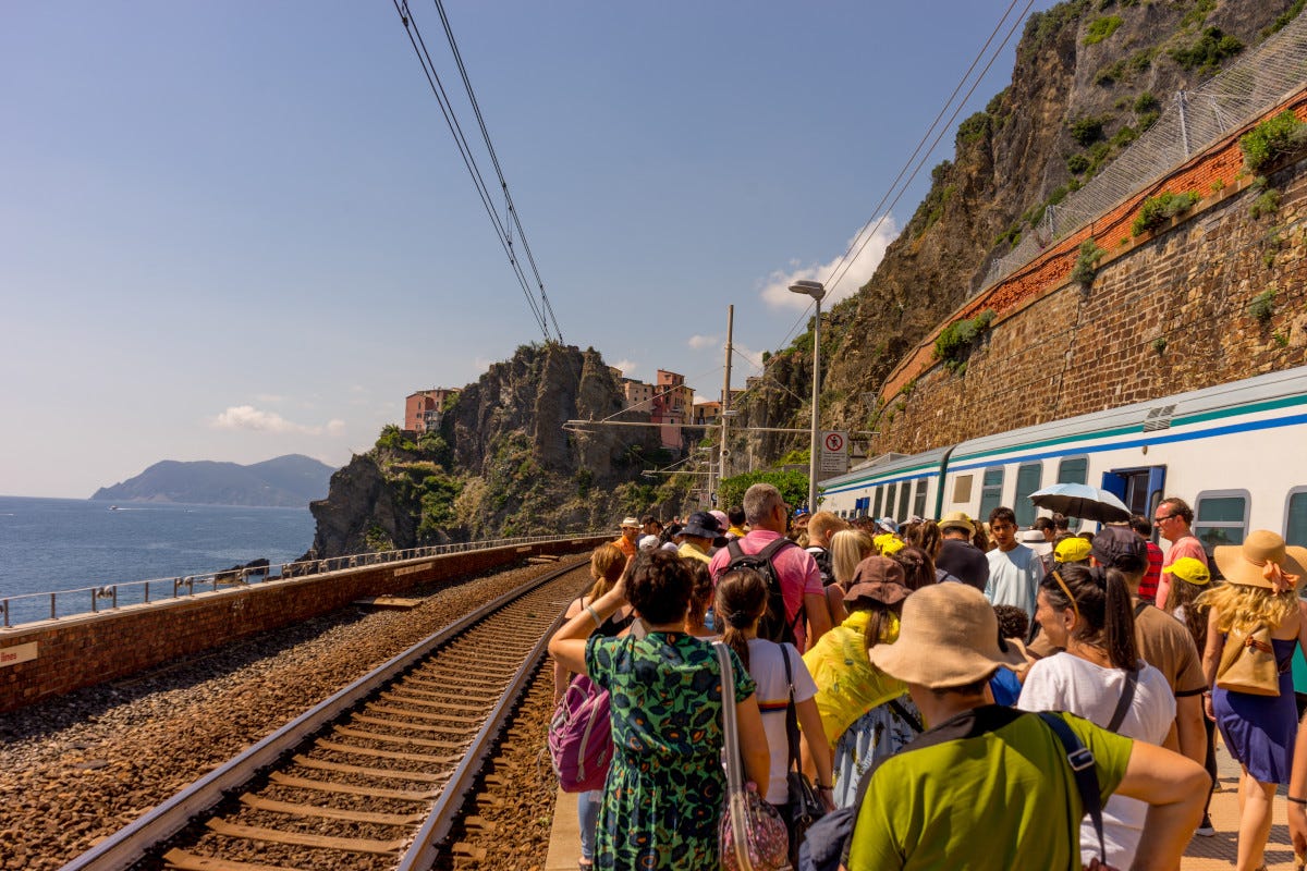La stazione di Manarola  Dalle Cinque Terre a Firenze: libertà di movimento o tutela delle destazioni turistiche?