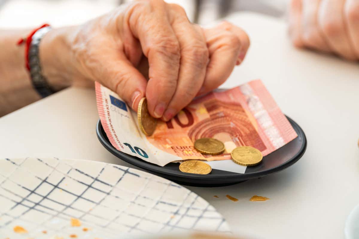 La mancia obbligatoria? Da gesto di gratitudine a nuova tassa mascherata