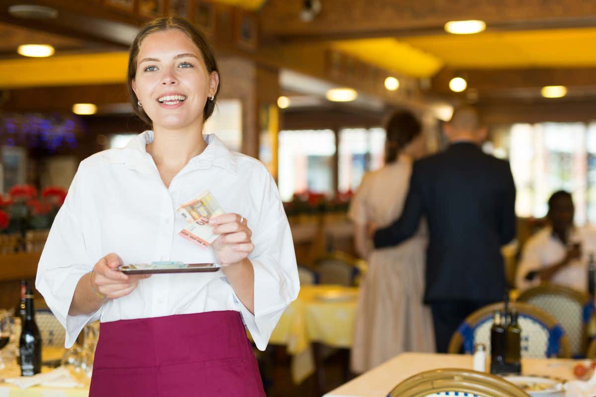 La mancia obbligatoria? Da gesto di gratitudine a nuova tassa mascherata