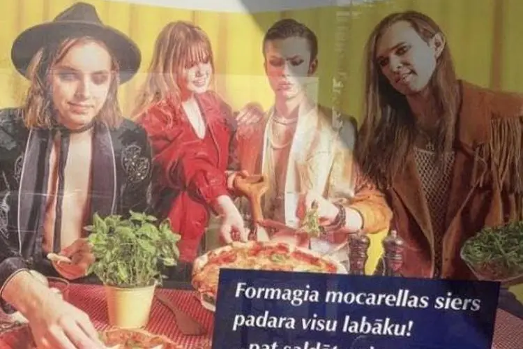 I finti Maneskin nella pubblicit&agrave; della mozzarella in Lettonia. Fonte: Adnkronos Maneskin pubblicizzano la mozzarella? Mega fake in Lettonia