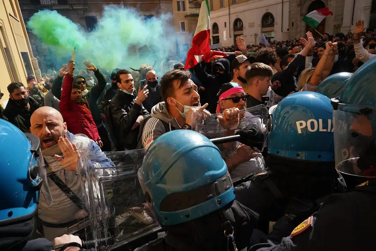 Una delle manifestazioni di #IoApro Roma, torna in piazza