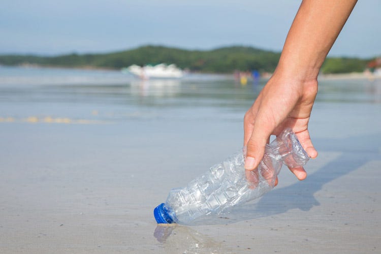 Dal mare all'interno delle bottiglie, la plastica è ovunque (Mangiamo 260  gr di plastica l’anno È presente in acqua, sale e birra)