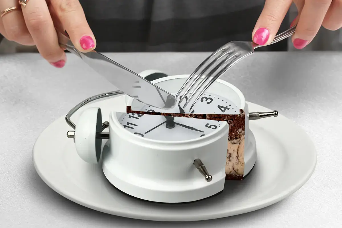Chi consuma il pasto in meno di 20 minuti ha il doppio delle possibilit&agrave; di avere il colesterolo alto Mangiare pi&ugrave; lentamente aiuta a ridurre il colesterolo, bastano 20 minuti