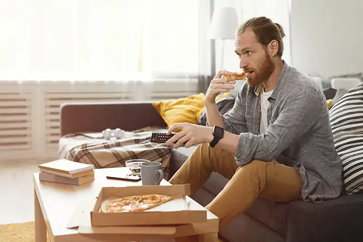 Mangiare fuori orario incide sul girovita Mangiare bene da solo non bastaAttenzione anche agli orari