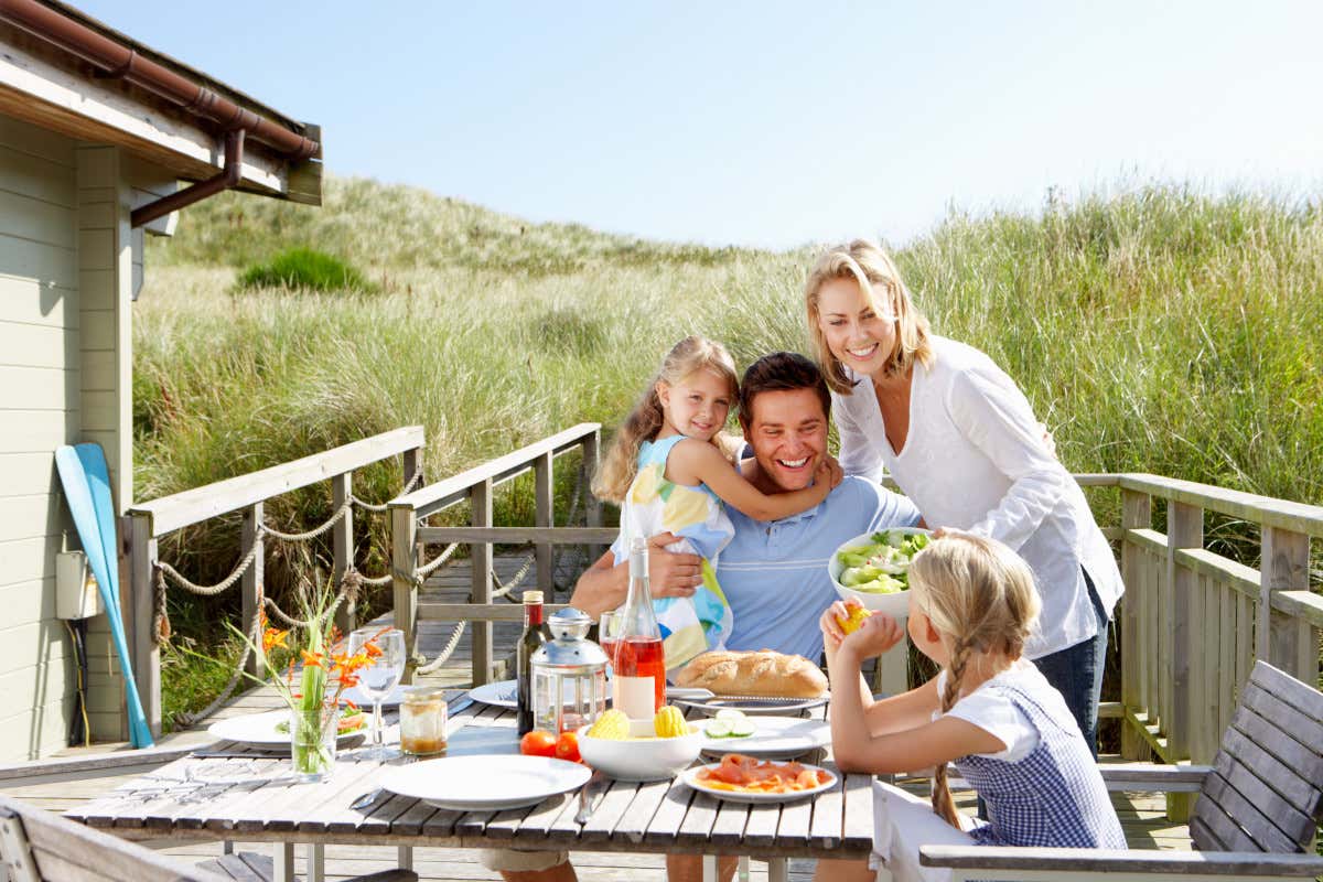 Vacanze sì, ma con i piedi per terra: gli italiani cercano il risparmio a tavola