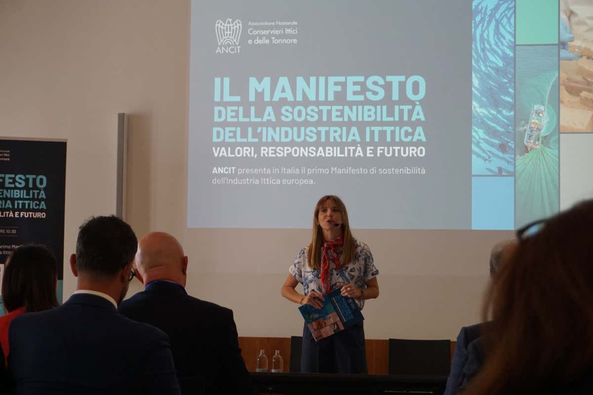 Un momento della presentazione del Manifesto di sostenibilità dell’industria ittica europea a Milano
