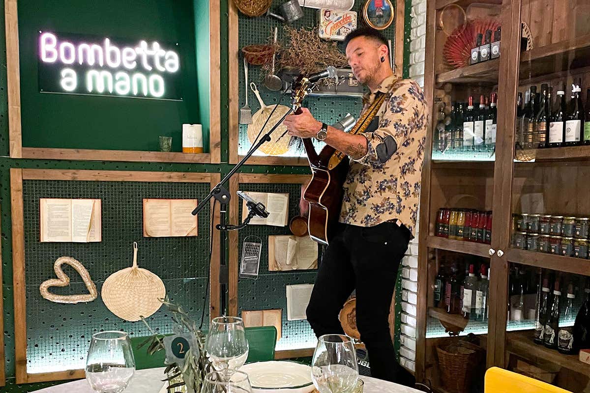 Matteo Ghione ha inaugurato il ciclo di serate in musica de Il Mannarino Sui Navigli di Milano la “Cena Suonata” del Mannarino