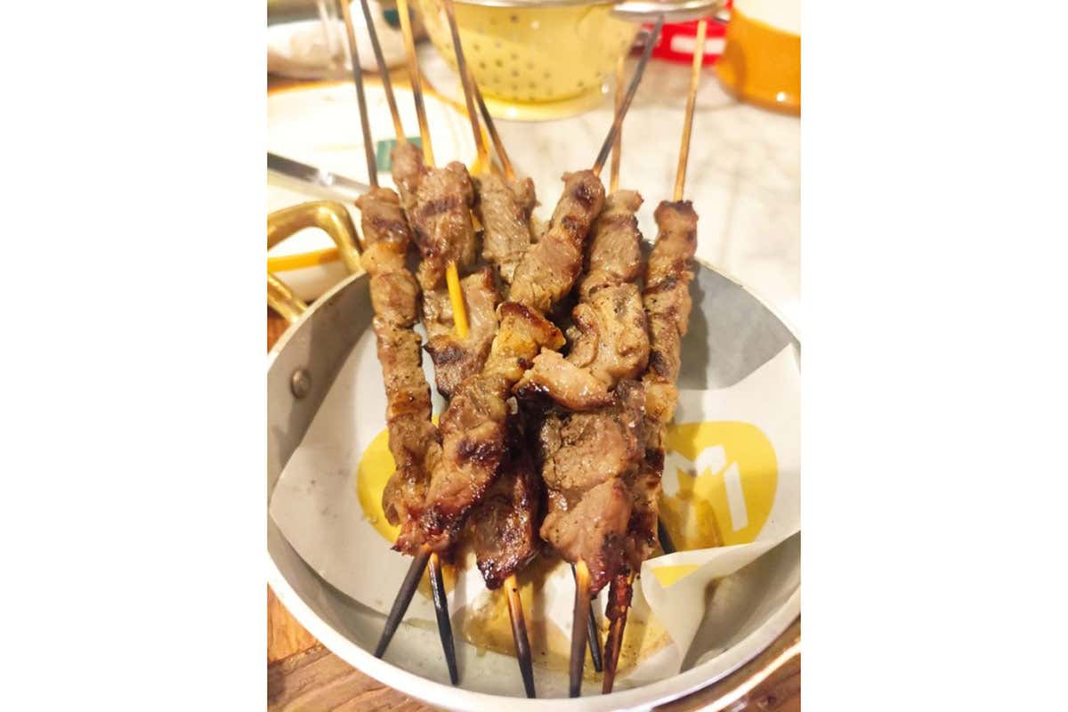 Arrosticini Sui Navigli di Milano la “Cena Suonata” del Mannarino