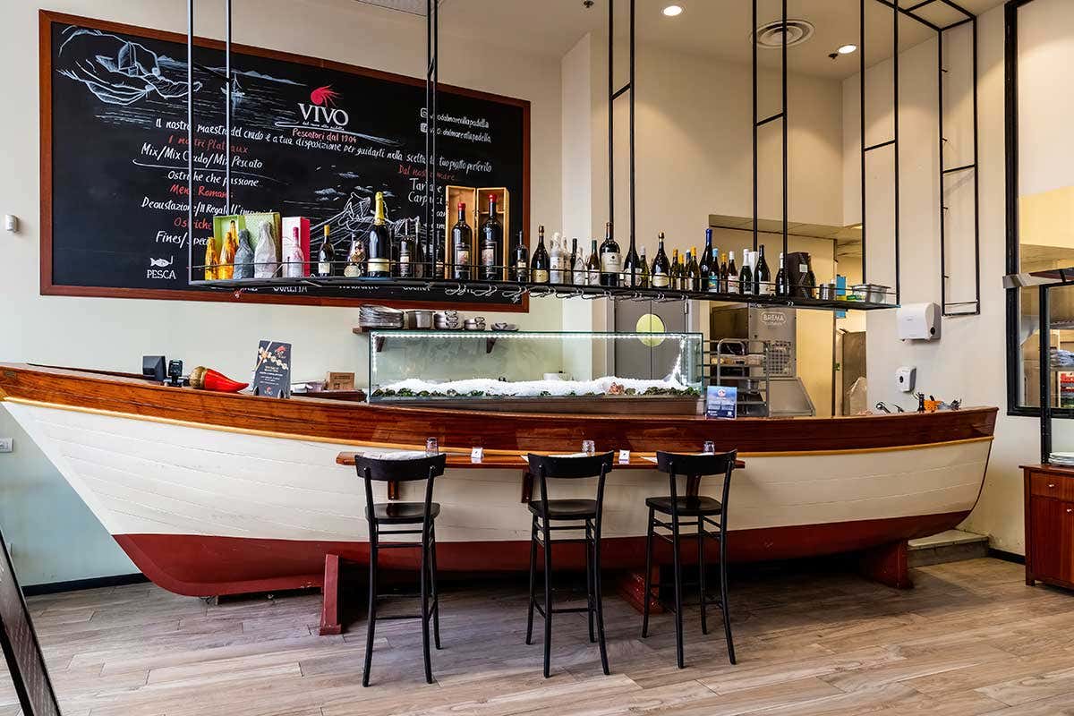L'interno del ristorante Vivo di CityLife a Milano Dal mare ai ristoranti Vivo, con Origine il Gruppo Manno traccia il pesce fino al menu