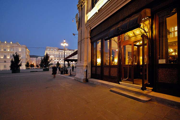 (La mano di Matteo Metullio su Trieste Buffa e Santo all'Harry's Restaurant)