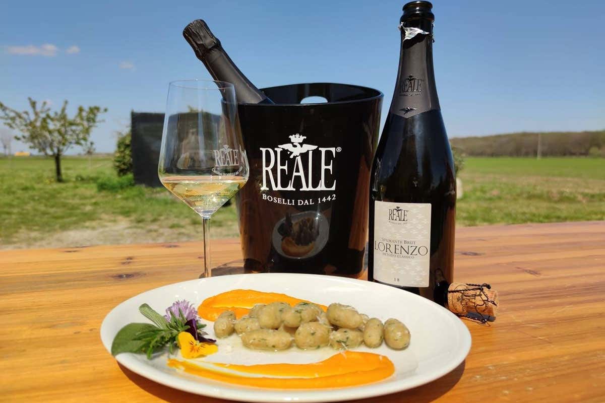 Enogastronomia mantovana al top Gita alla cantina Reale, poi a tavola all'agriturismo Eliodoro: tour di sapori a Mantova Enogastronomia mantovana al top Gita alla cantina Reale, poi a tavola all'agriturismo Eliodoro: tour di sapori a Mantova