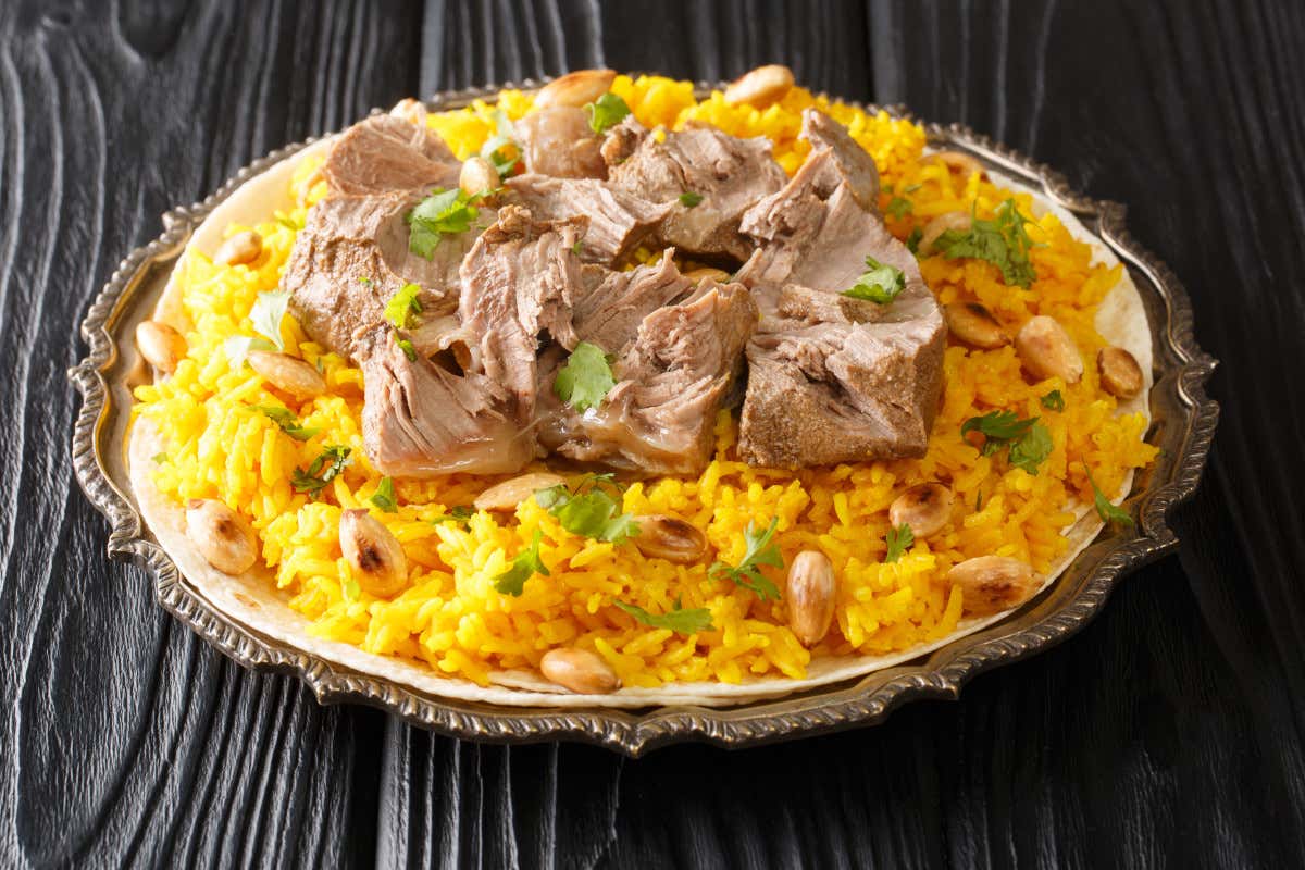 Il mansaf viene spesso servito in grandi vassoi da condividere