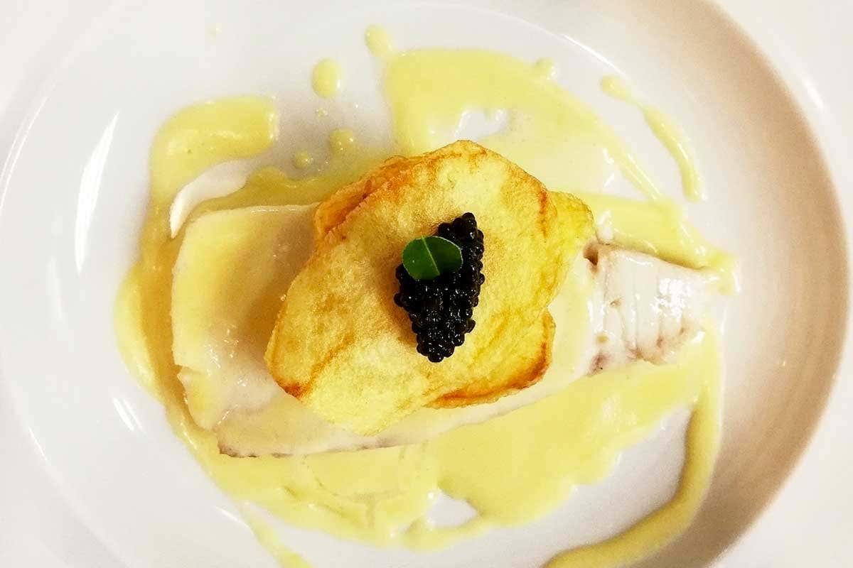 Morone al sale, salsa ai limoni nostrani, sfoglie di patate e caviale (Ristorante Manuelina a Recco - Ge) I Ristoranti del Buon Ricordo accolgono 7 new entry per il 2022