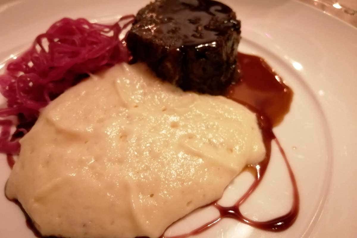 Manzo fondente,soffice di patate al macis, riduzione all'Amarone e cavolo viola all'aceto di lamponi Famiglie Storiche, nel 2021 l'Amarone vola più in alto della pandemia