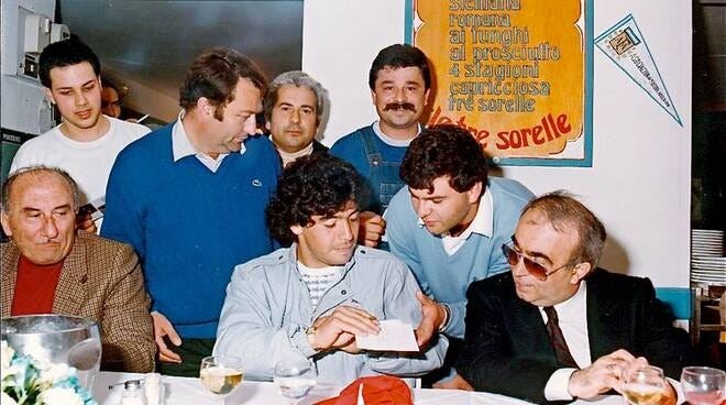 Il Pibe de Oro buongustaio L'incontro di Maradona e NapoliMaradona in visita a Positano, presso il ristorante “Le tre sorelle” negli anni 80 (fonte positanonews.it) - 
