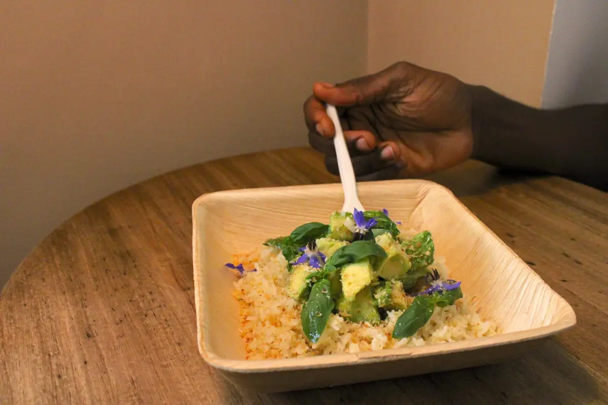 Riso al latte di cocco e avocado&nbsp; Integrazione e multiculturalit&agrave;: ecco lo street food africano di Marcel Boum