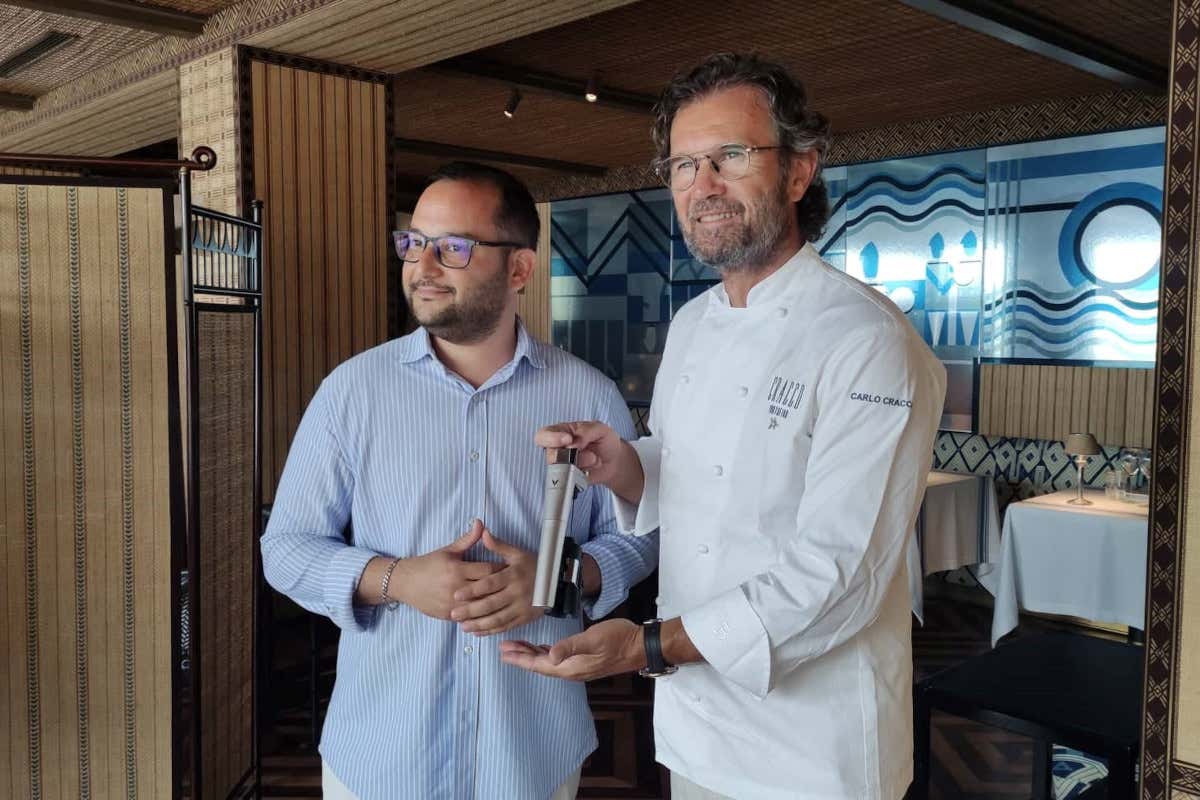 Marcello Magaldi e Carlo Cracco durante la prima tappa del tour “A Sip of Summer by Coravin”: sei tappe per godersi grandi vini al calice