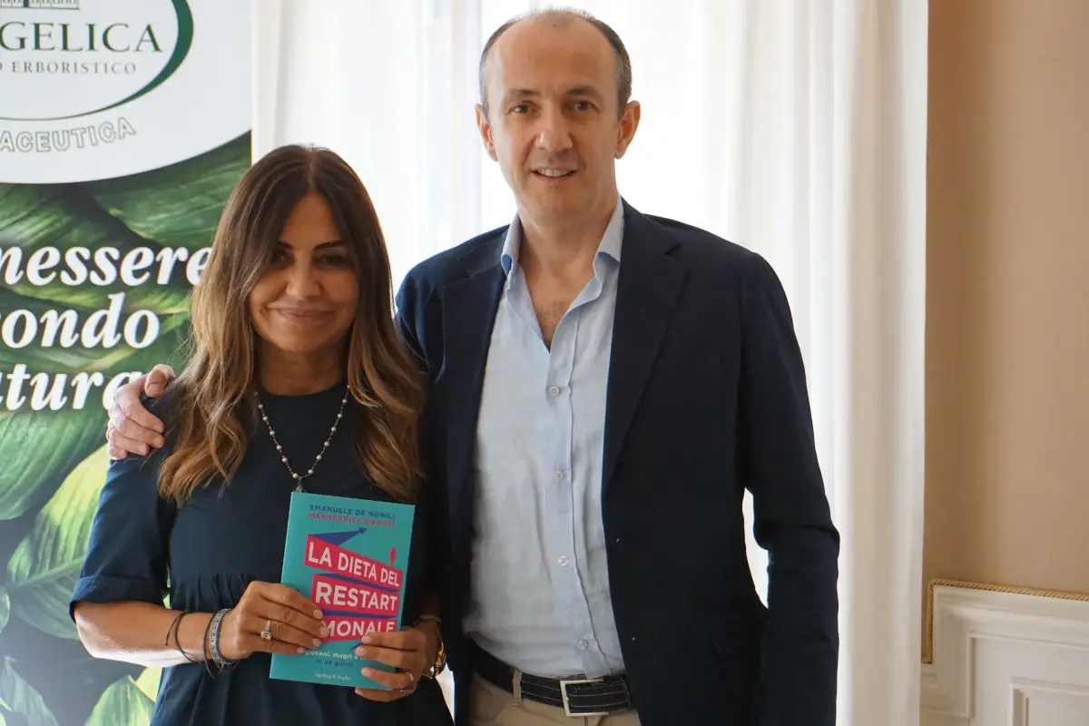 I due autori con il loro libro&nbsp; &ldquo;La dieta del&nbsp;restart&nbsp;ormonale&rdquo;, 28 giorni per rigenerare corpo e mente